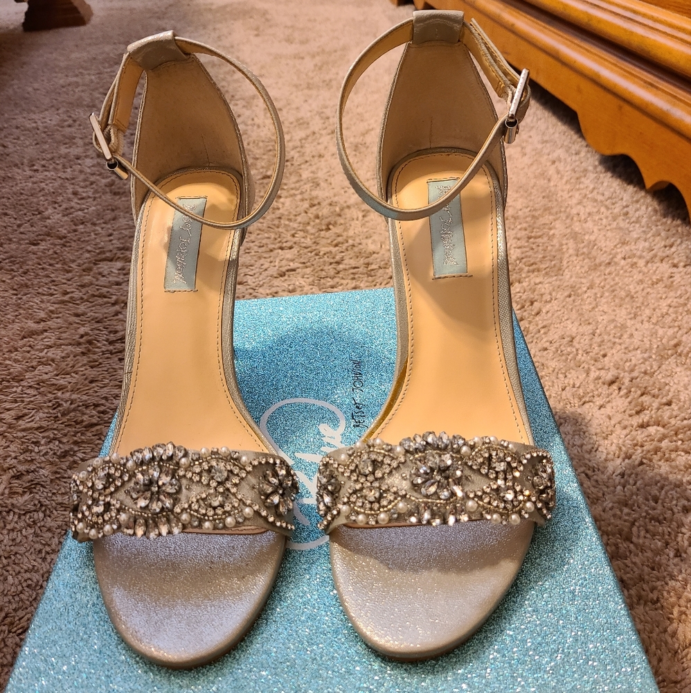 Betsey Johnson Juno Sandal/Heels